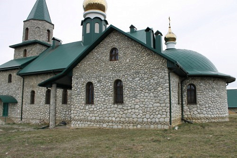 Kamenclub.ru: Галька речная плоская (бело-серая) фр. 100-200-300 мм. купить  в Нижнем Тагиле галька речная плоская серый, белый, бело-серый, серо-белый речная галька плоская  9000 руб/т   фото КАМЕНЬ КЛУБ