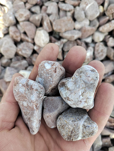 Kamenclub.ru: Мраморная крошка (щебень галтованный розовый) фр.20-40 мм.  купить в Нижнем Тагиле мрамор розовый, красный оголтованный округлый щебень  15000 руб/т   фото КАМЕНЬ КЛУБ